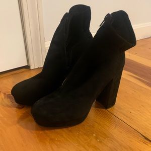 Heeled black boots